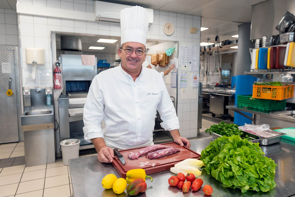 Le chef prépare les repas dans la cuisine