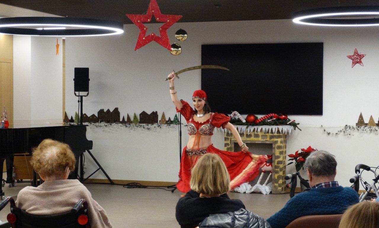 La danse du sabre : démonstration de danse orientale.