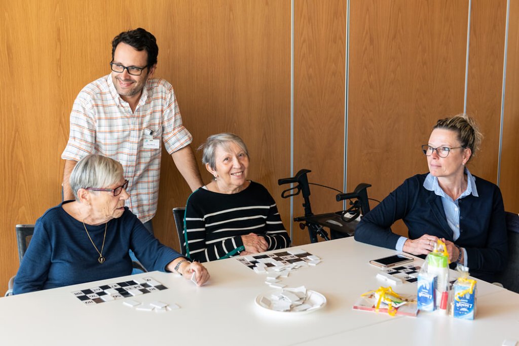 Les résidentes jouent à des jeux de société.