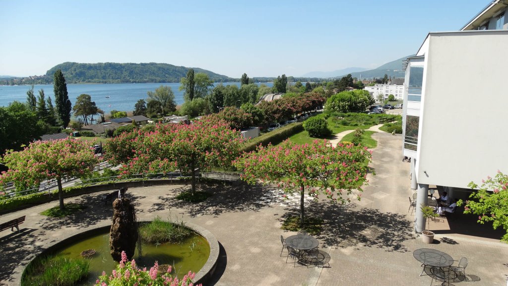 Le parc de Mon Repos avec vue sur le lac.