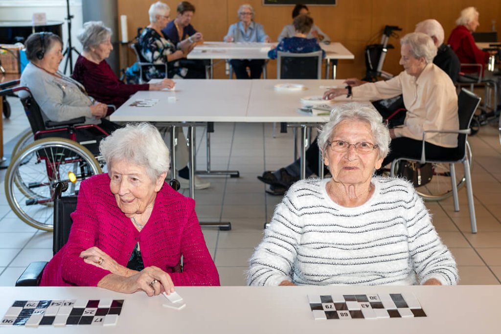 Deux femmes jouant.