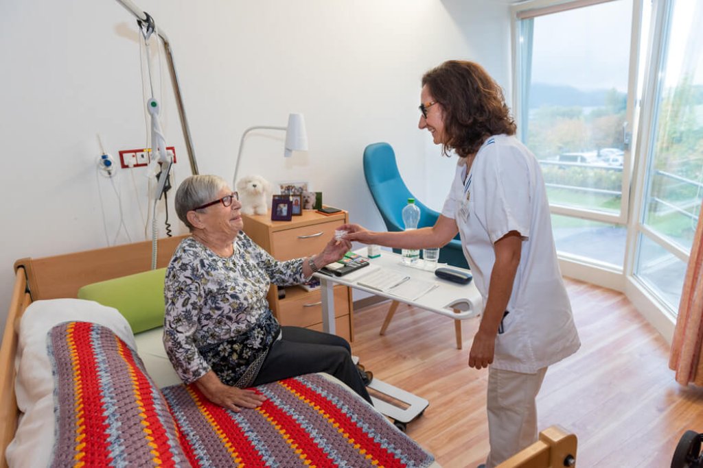 Femme travaillant avec une personne âgée.