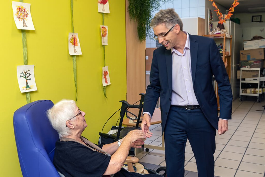 Le directeur avec une femme à Mon Repos.