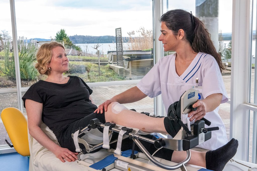 Deux femmes en physiothérapie.