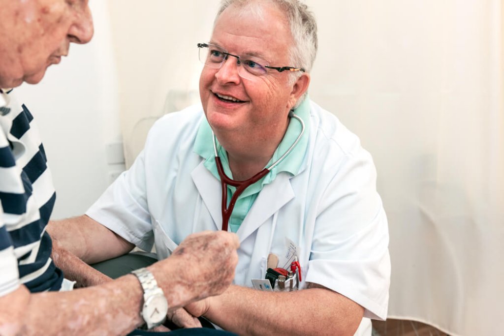 Un médecin de Mon Repos au travail.